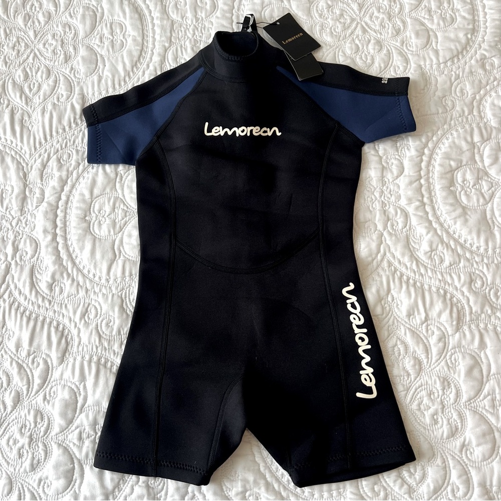 LEMORECN KIDS WETSUIT SIZE 8 kids 
2MM, Zipper Back, Black & Blue. NWT